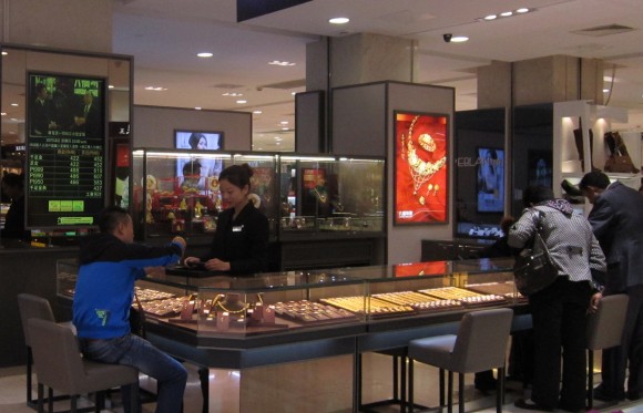 图片2导购人员悉心为顾客挑选货品