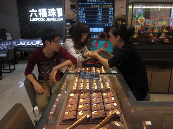 图片3琳琅的货品吸引顾客驻足观望