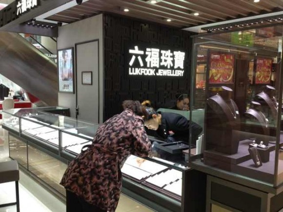 图片2:销售人员悉心为顾客挑选珠宝饰品