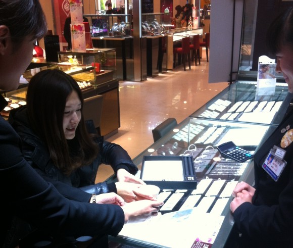 圖片2:服務大使悉心為顧客奉上熱茶