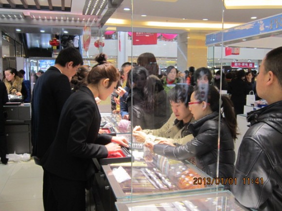 2、熱鬧的銷售現場