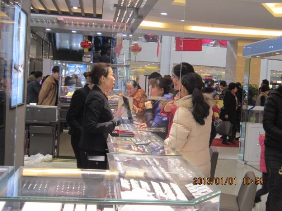 3、營業員熱心的為顧客提供試戴服務