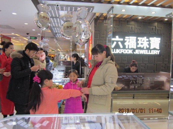 4、到店的小朋友正開心的戴著營業員送出的鑽石戒指形氣球