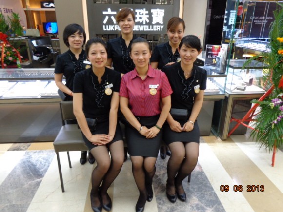 圖片4:專櫃職員靚麗合影