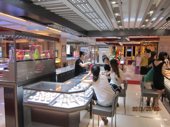 圖片2:營業員悉心為顧客提供試戴服務