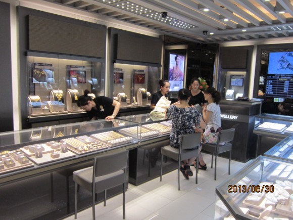 圖片3:營業員為顧客提供專業的貨品介紹