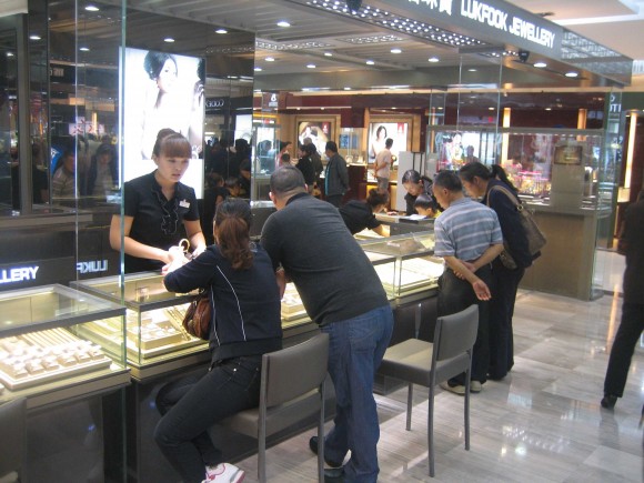 圖3:專櫃職員細心為顧客介紹飾品