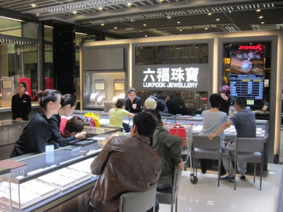 图片2:到店顾客分布于不同饰柜前,挑选各自喜爱的首饰