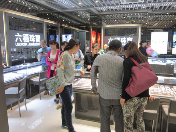 图片3:消费者精心挑选着自己喜爱的首饰