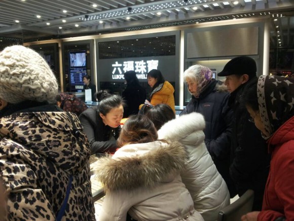 圖片2：眾多消費者駐足選購