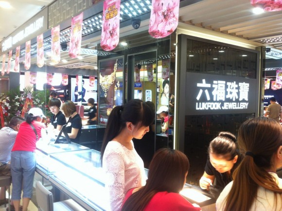 圖片2:熱鬧的銷售場面