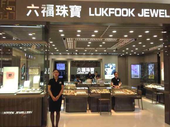 圖片1：專櫃外部華美形象