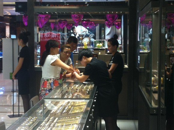 圖片2:銷售人員為顧客提供試戴服務