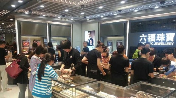 圖片2:開業首日熱鬧的銷售場面