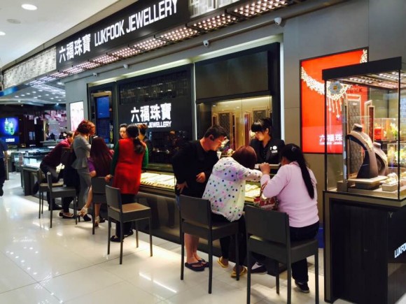 圖片2:熱情的銷售人員為顧客提供專業珠寶服務