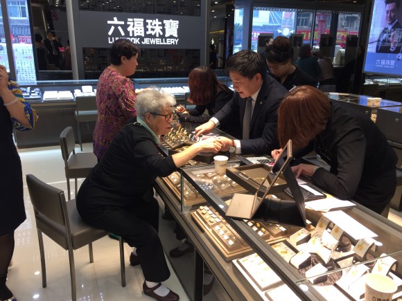 圖片3:耐心為顧客提供服務