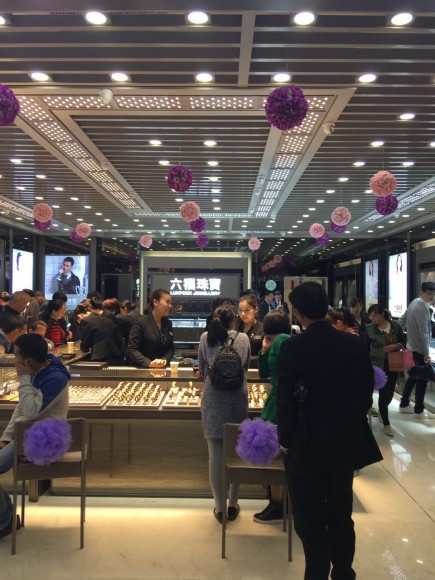 圖片2:專櫃暢旺的人流