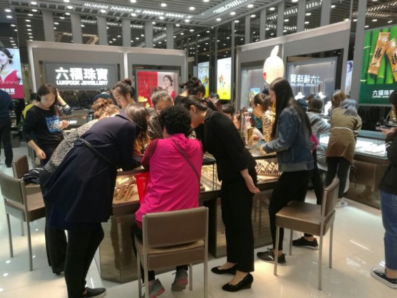 %e5%9c%96%e7%89%872%ef%bc%9a%e9%96%8b%e6%a5%ad%e7%95%b6%e5%a4%a9%e7%86%b1%e9%ac%a7%e7%9a%84%e9%8a%b7%e5%94%ae%e5%a0%b4%e9%9d%a2