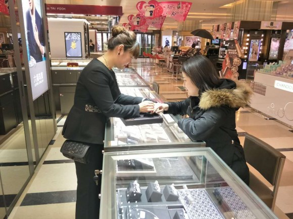 圖片3:專業的服務人員悉心為顧客提供試戴服務