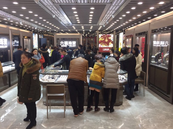 宾客如云的销售现场